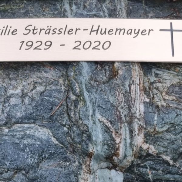 Messingschild auf Grabstein